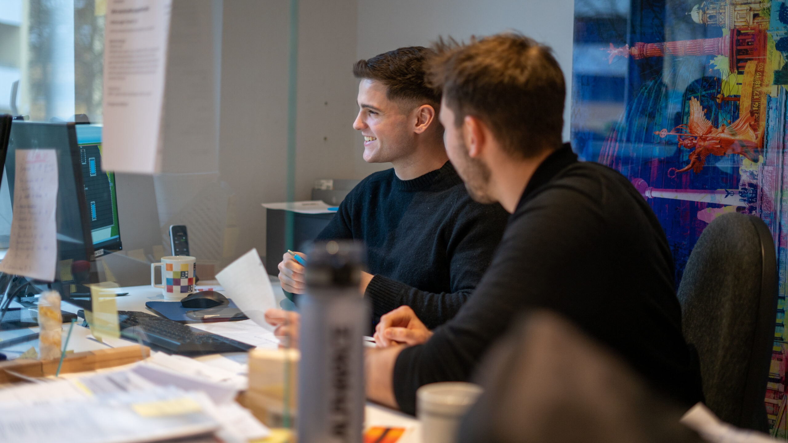 Fördermittelberatung: Jänichen Team bespricht Unterlagen im Büro in Berlin