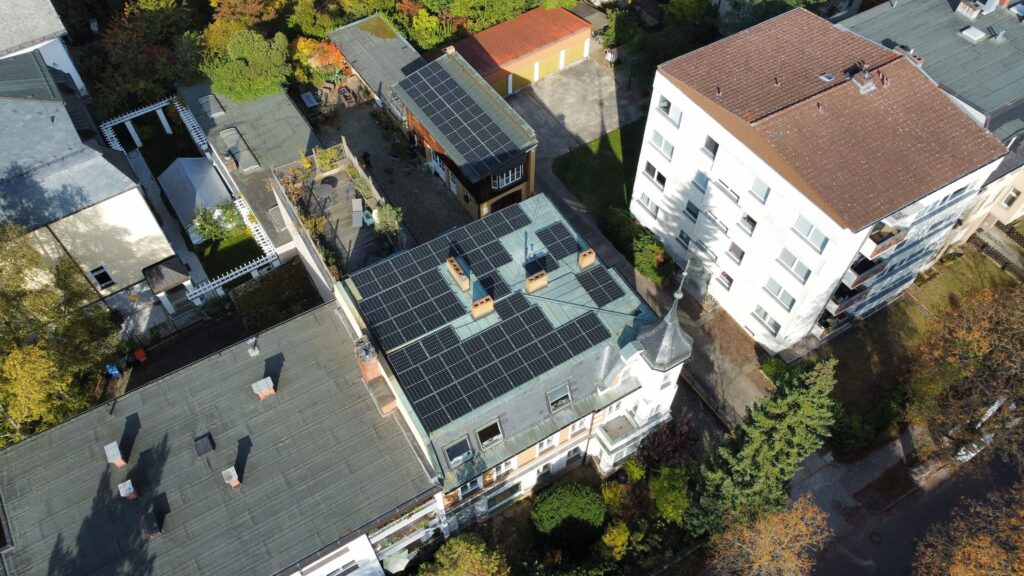 Drohnenaufnahme: Photovoltaikanlage 28,48 kWp mit 19,32 kWh BYD-Speicher, Einfamilienhaus Berlin-Lichterfelde