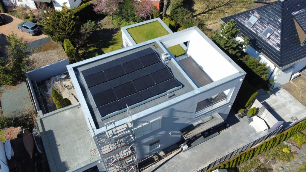 Drohnenaufnahme: Photovoltaik 9 kWp mit 10 kWh Speicher, Wärmepumpe und Wallbox von Viessmann, Einfamilienhaus Berlin-Zehlendorf