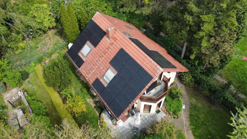 Drohnenaufnahme: Photovoltaikanlage 12,76 kWp mit 12,8 kWh Speicher und Bosch-Wärmepumpe, Einfamilienhaus Berlin-Mariendorf