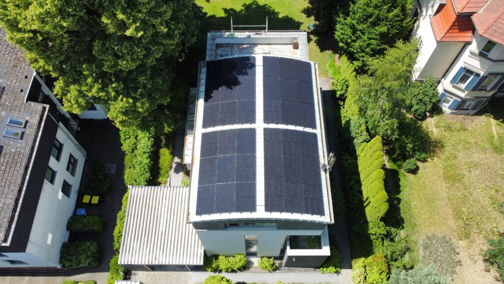 Drohnenaufnahme: Photovoltaikanlage 16,2 kWp mit 16,56 kWh Speicher und Lambda-Wärmepumpe, Einfamilienhaus Berlin-Wannsee