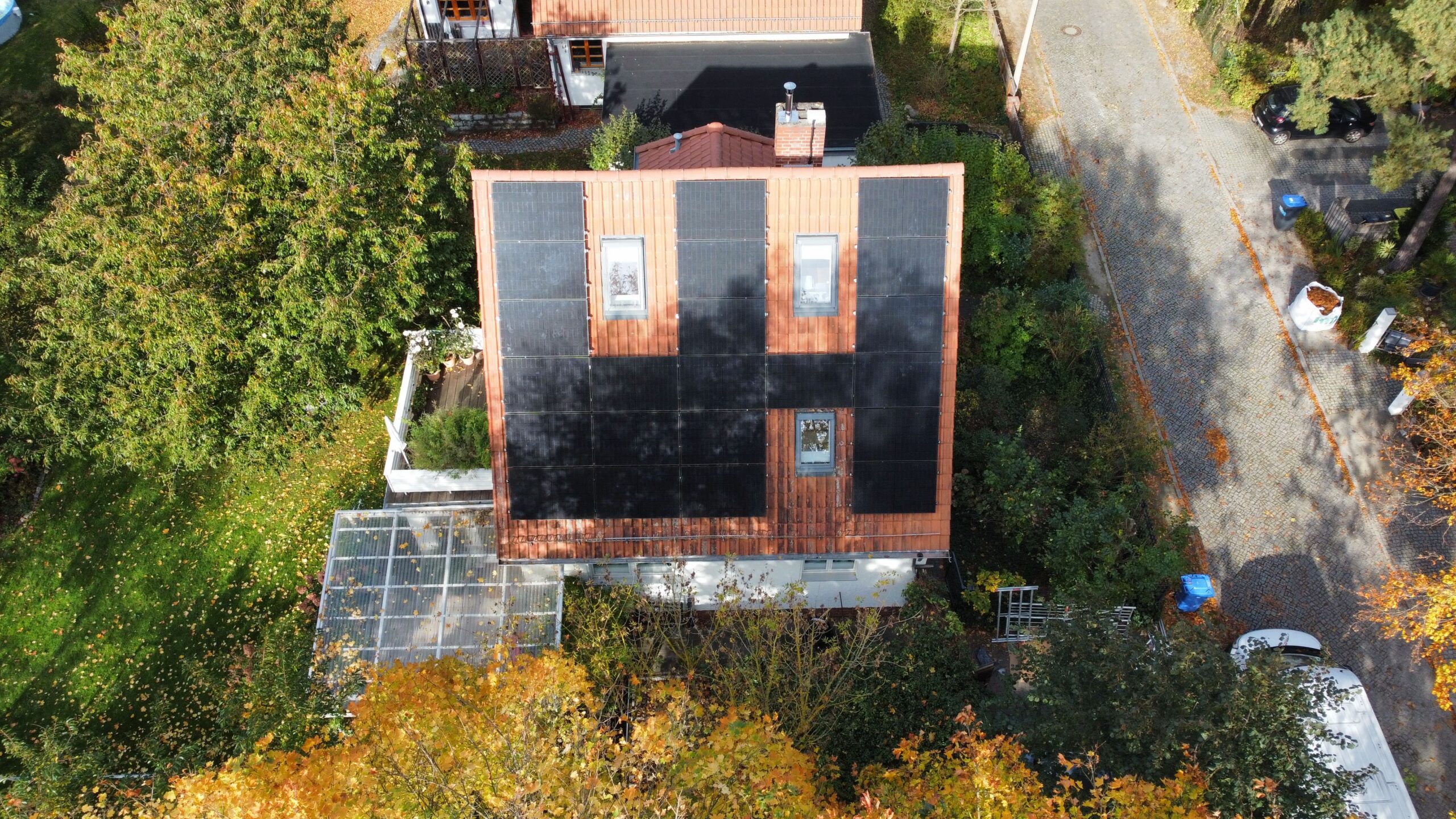 Drohnenaufnahme: Photovoltaikanlage 9,9 kWp mit 15 kWh Speicher und Viessmann-Wärmepumpe, Einfamilienhaus Kleinmachnow