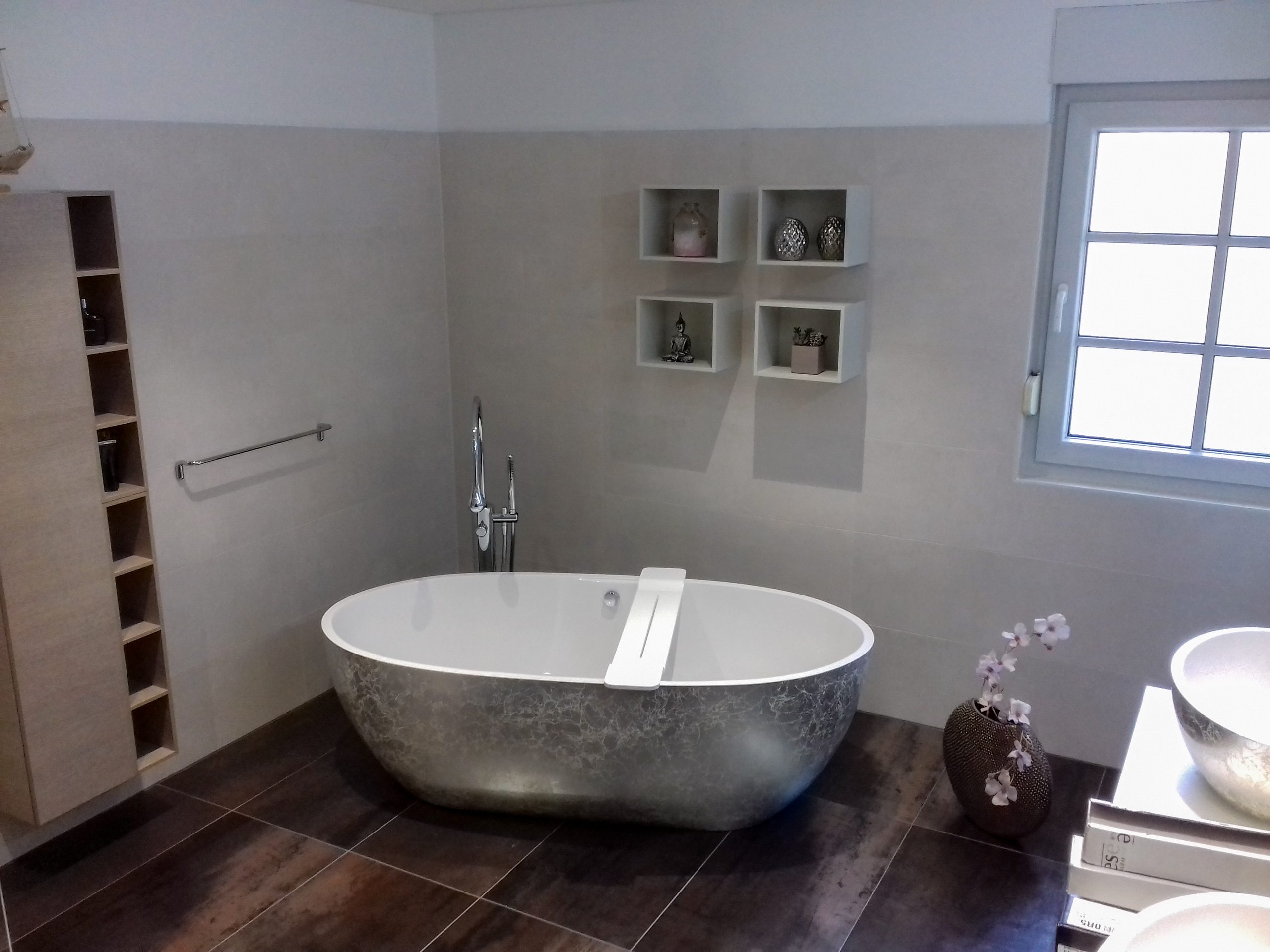 Modernes Badezimmer mit freistehender Badewanne nach Badmodernisierung durch Jänichen in Berlin