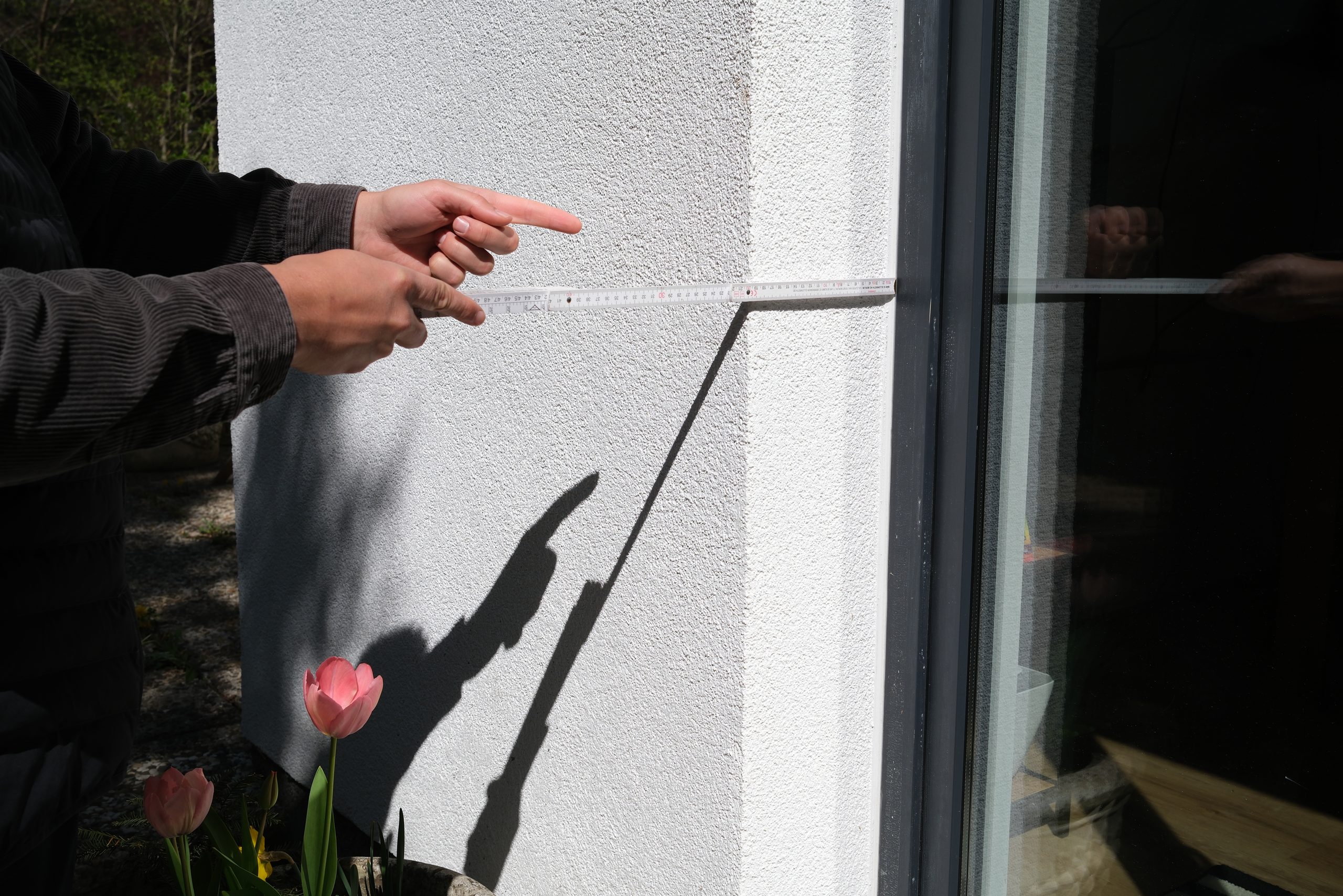 Energieberatung vor Ort: Fassade und Fenster werden für die energetische Sanierung geprüft