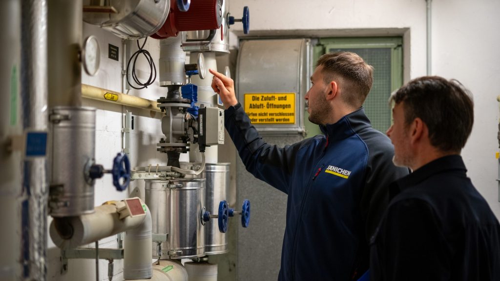 Hydraulischer Abgleich: Jänichen Monteure prüfen Ventile im Heizungsraum