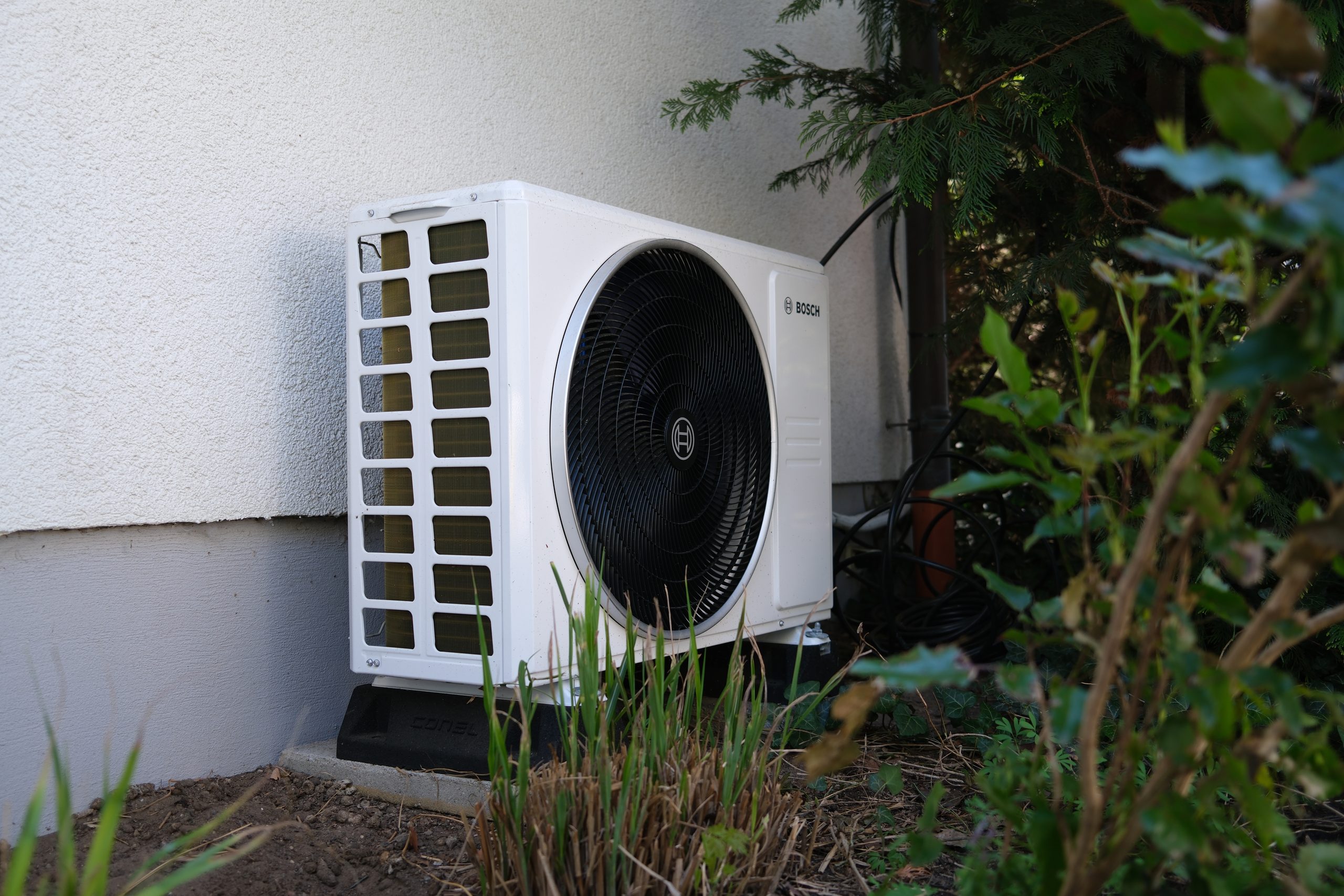 Bosch Klimaanlage Außengerät an einer Hauswand in Berlin