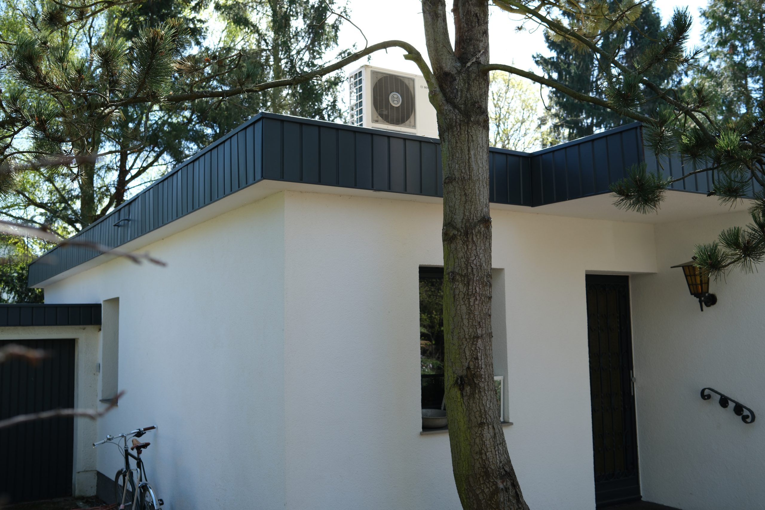 Klimaanlage Außengerät auf dem Flachdach eines Bungalows in Berlin