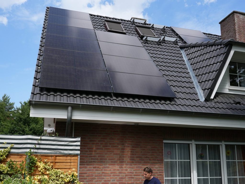 Photovoltaikanlage auf Satteldach mit Wärmepumpe und Wallbox, Einfamilienhaus in Berlin, Referenz Jänichen