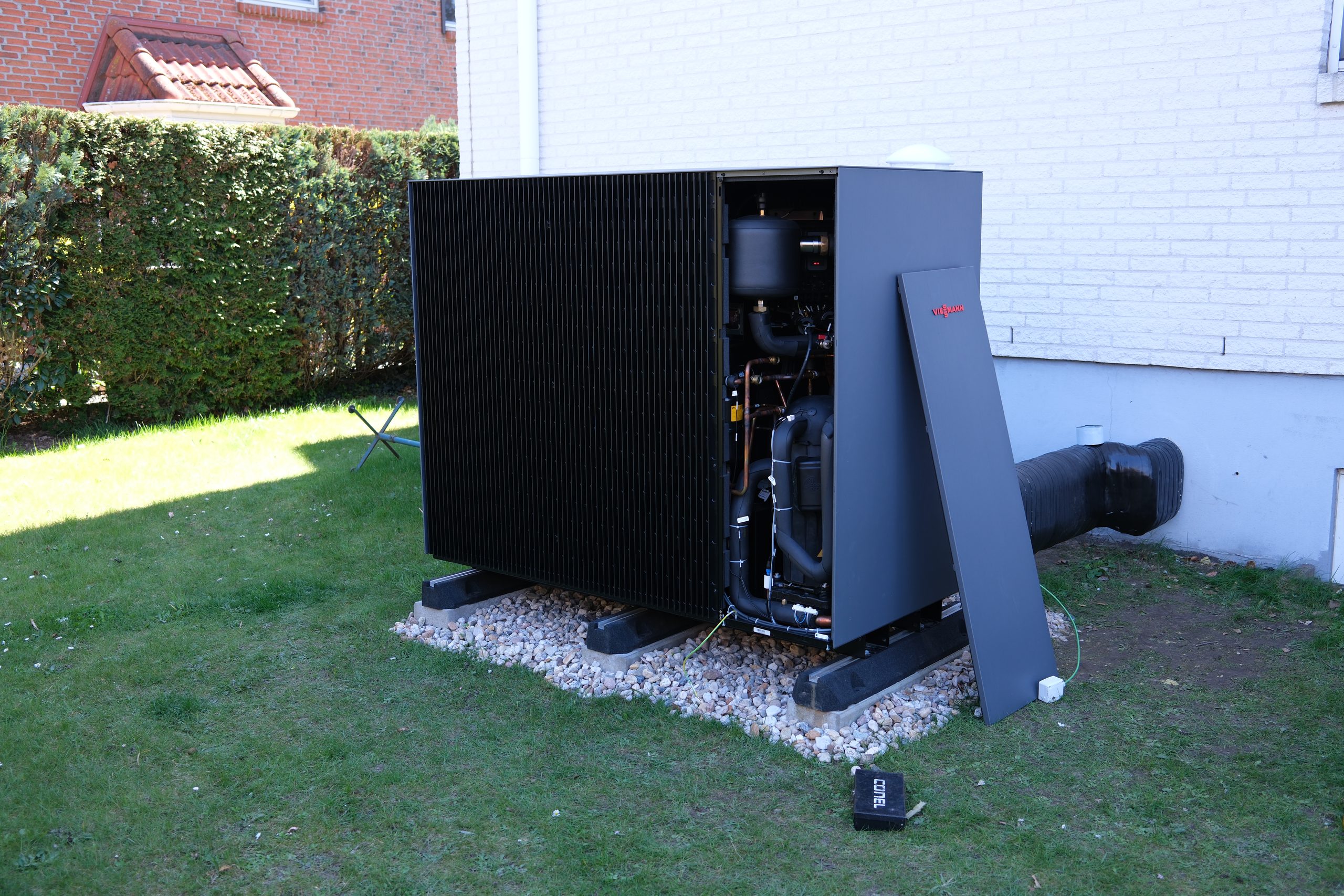 Viessmann Wärmepumpe Außenaufstellung neben einem Gebäude